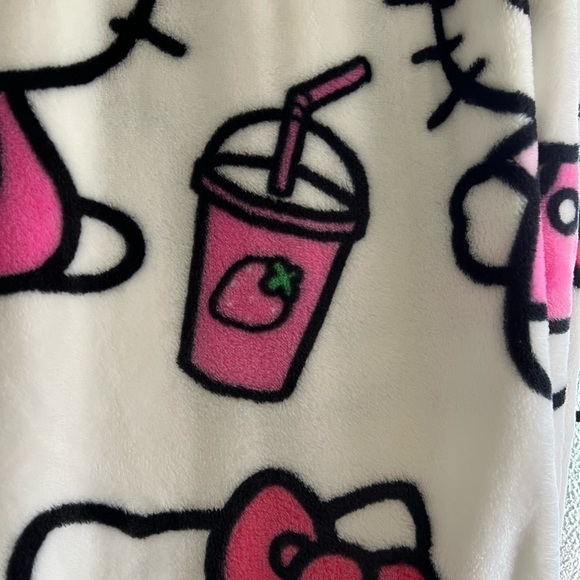 Hello Kitty Strawberry Milkshake Plush Throw Blanket NWT 60x70 - Picture 2 of 8